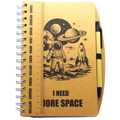 Notizbuch "I need more space" A5 | liniertes Notizbuch aus recyceltem Karton mit Kugelschreiber und integriertem Lineal