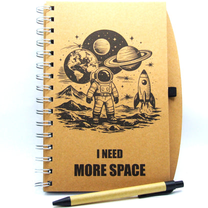 Notizbuch "I need more space" A5 | liniertes Notizbuch aus recyceltem Karton mit Kugelschreiber und integriertem Lineal